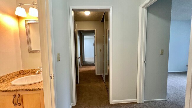 Building Photo - Well-maintained 2bd 1.5 ba  with plenty of...