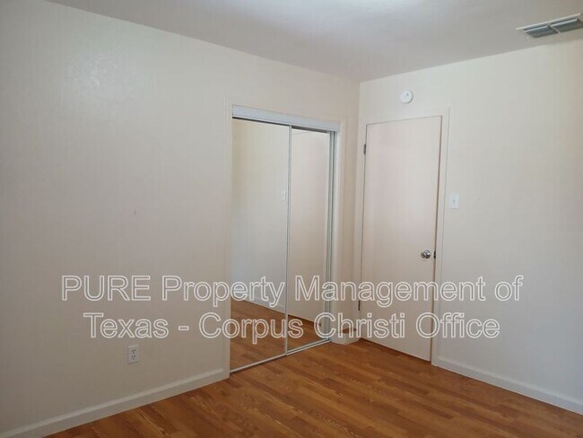 Building Photo - 2255 Lombardy Dr