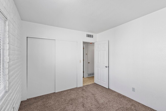 Building Photo - 4535 E Bellevue St