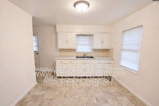 Building Photo - 1528 SE Riverside Dr