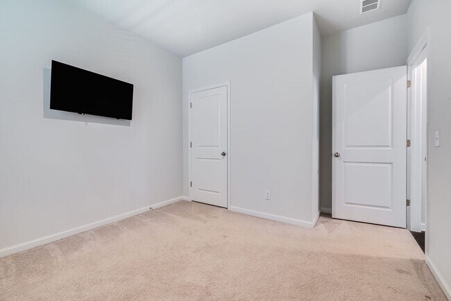 Building Photo - Stylish 4-Bed 2 Bath Ranch Home with Moder...