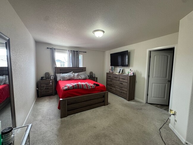 Building Photo - Stylish 3-Bedroom Townhome with Mountain Views & 2-Car Garage