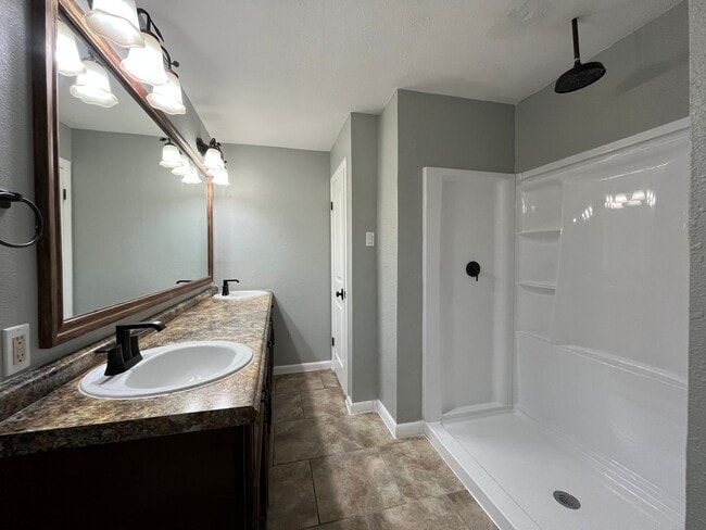 Building Photo - UPDATED HOME WITH BONUS ROOM