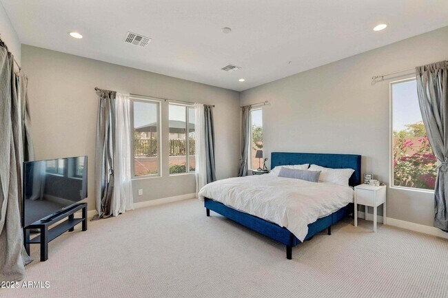 Building Photo - 3862 E Bart St