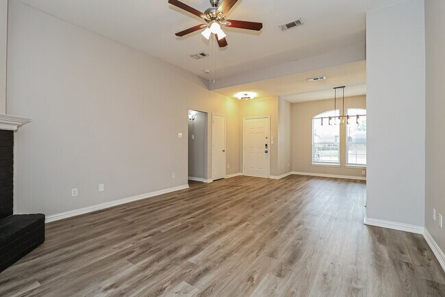 Building Photo - 113 Oak Hollow Ln