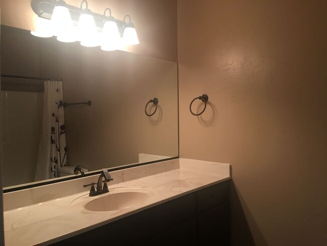 Building Photo - 2 Bedrooms Available in Shared Townhome