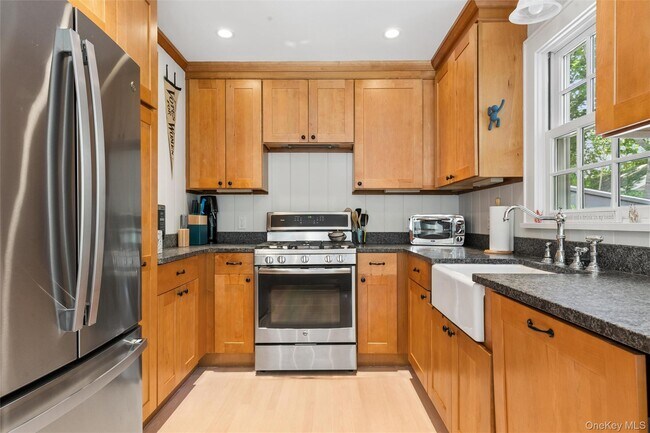 Building Photo - 570 Hippodrome Dr