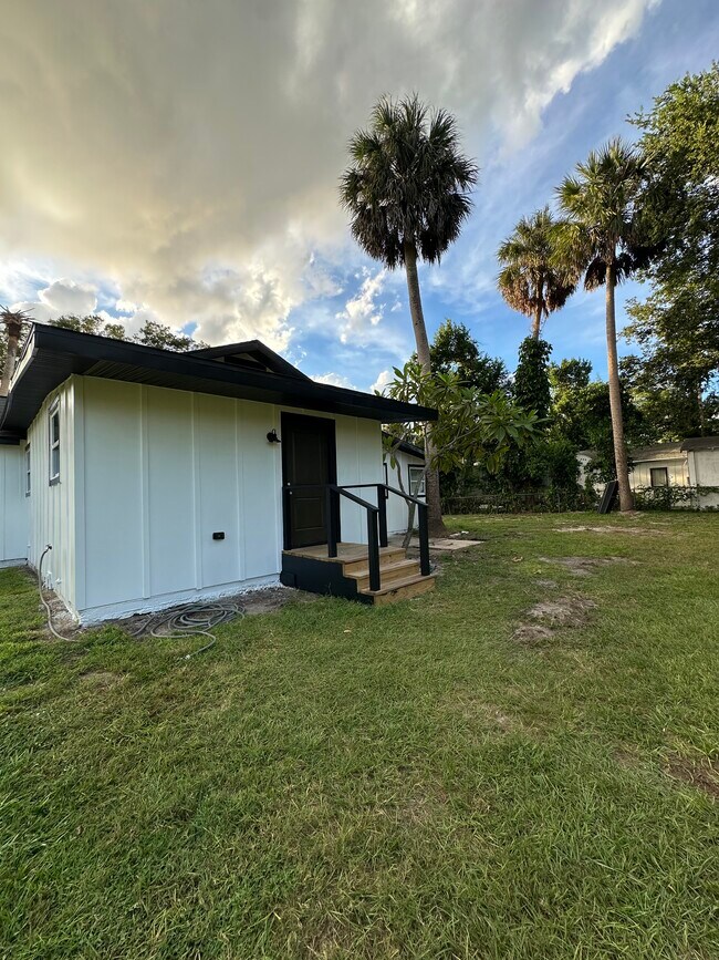 Building Photo - 2245 Valley Dr