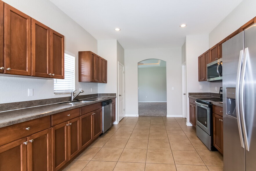 Building Photo - 6854 Glenbrook Dr