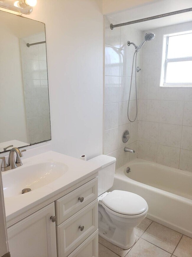Building Photo - GREAT 3 bedroom 2 bath all new inside sing...