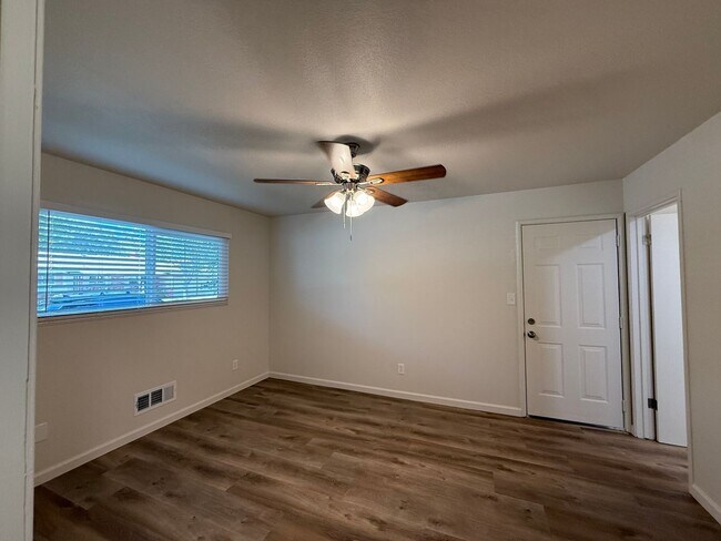 Building Photo - Newly renovated single story in Greenwood Estates!