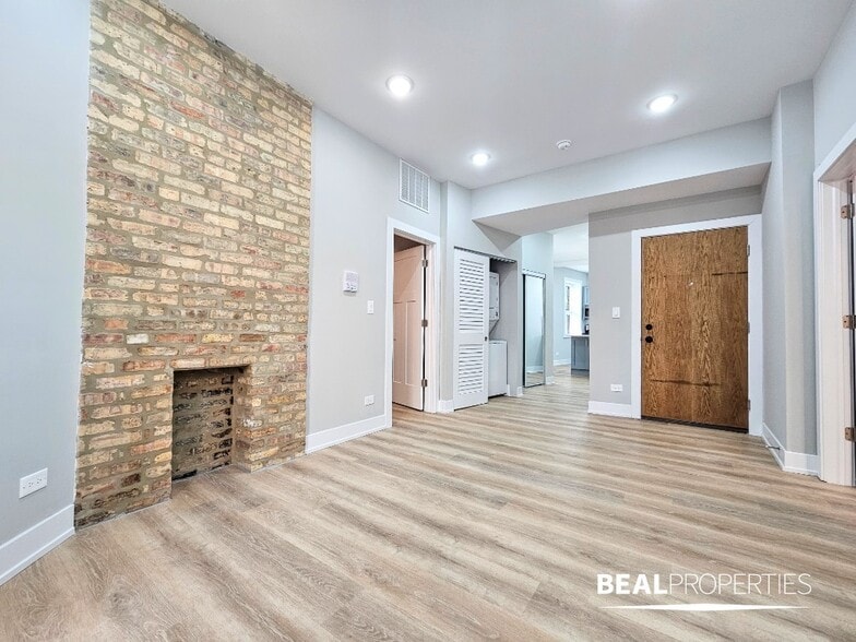 Building Photo - 428 W Belden Ave