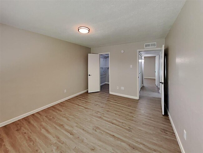 Building Photo - 519 Windsor Dr