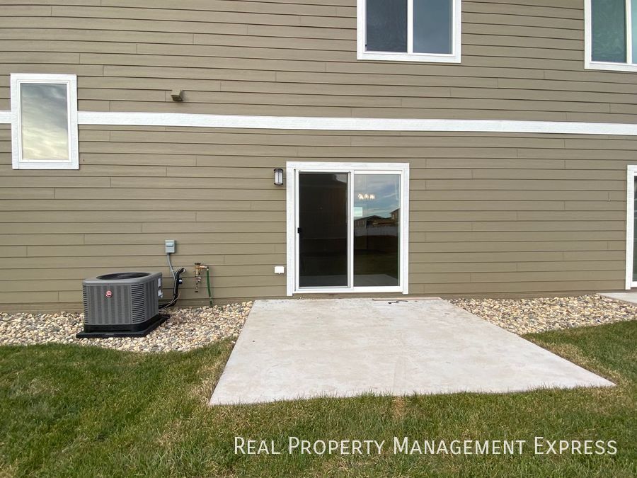 Building Photo - 3 Bed 2.5 Bath Townhome