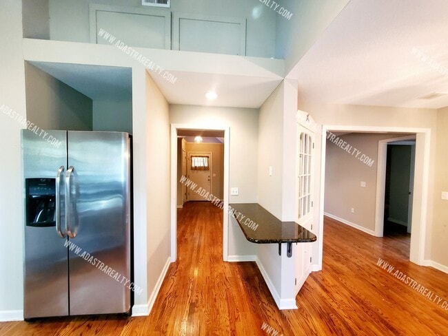Building Photo - Beautiful Home in Mission, KS-Available in JULY!!!