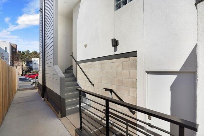Building Photo - Discover this stunning 2-bedroom, 2-bath home in San Diego!