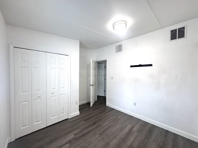 Building Photo - 1504 W 18th St