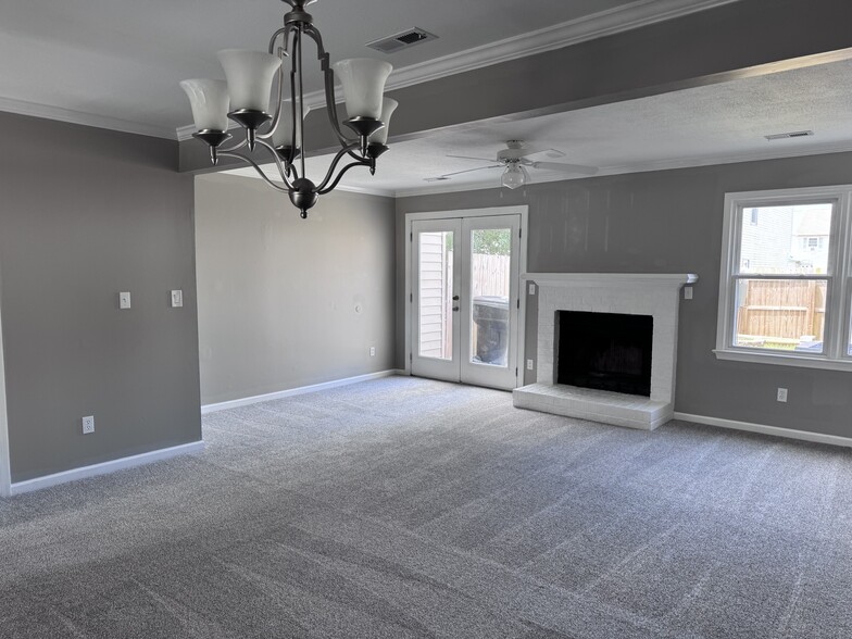 Building Photo - 1376 Battleford Dr