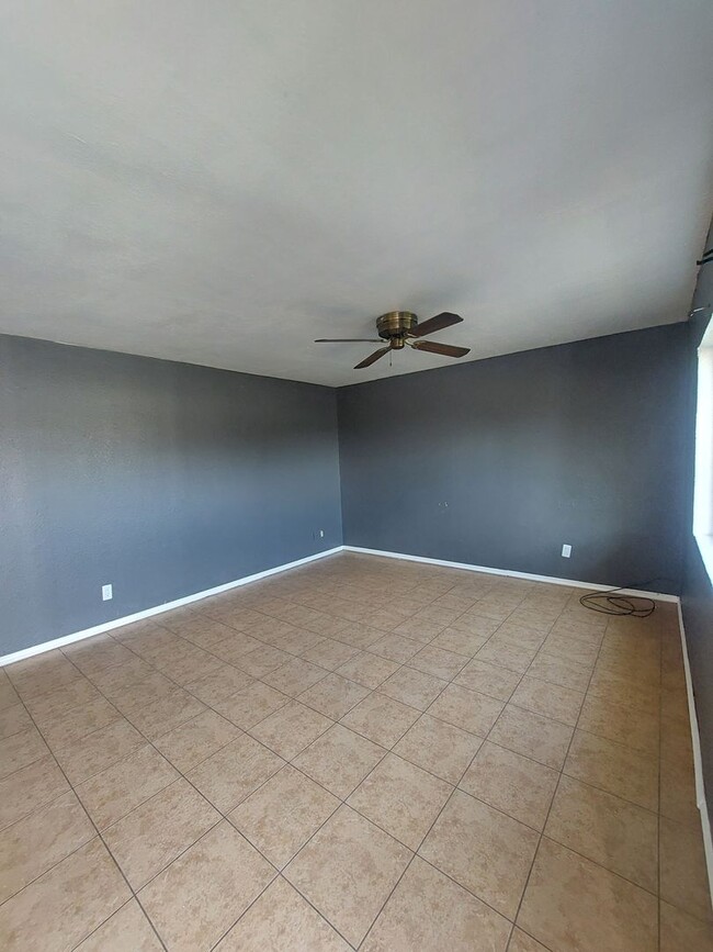 Building Photo - 3 bedroom 2 bathroom beautiful rental ! Av...