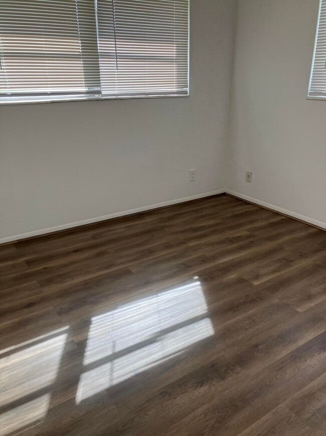 Building Photo - 5263 Cresthaven Blvd