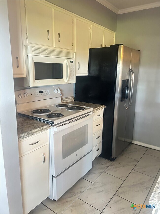 Building Photo - 1051 Country Club Dr