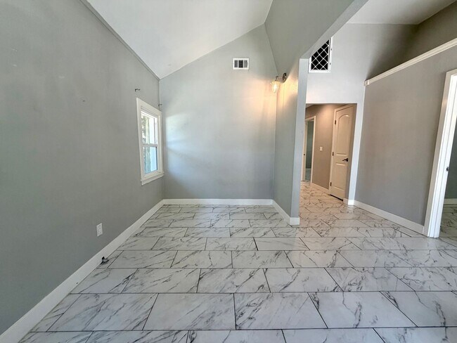 Building Photo - 3056 Crescent Way