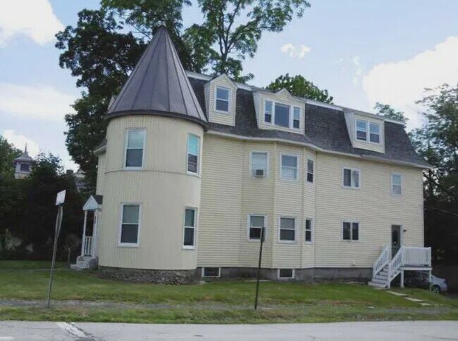 Building Photo - 682 Beech St