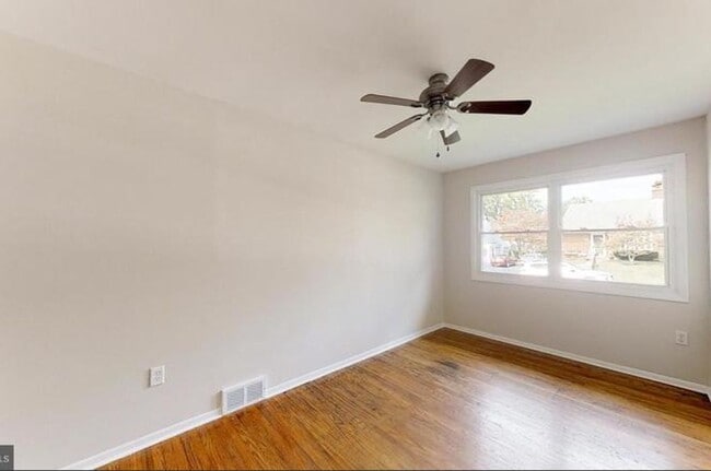 Building Photo - Recently Updated 4BR/2BA Twin with Central Air & Fenced Backyard