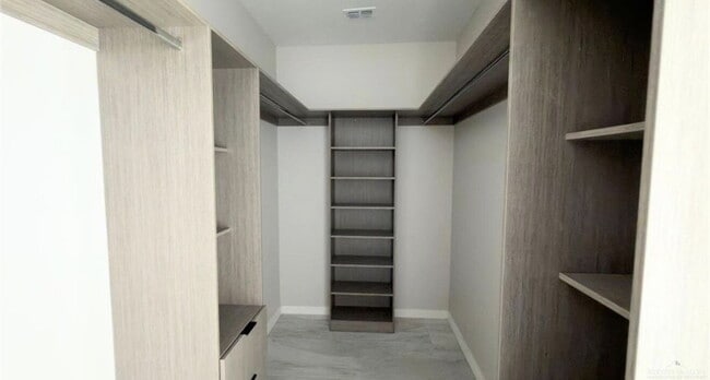 Building Photo - Amazing Brand new executive apartment in Edinburg