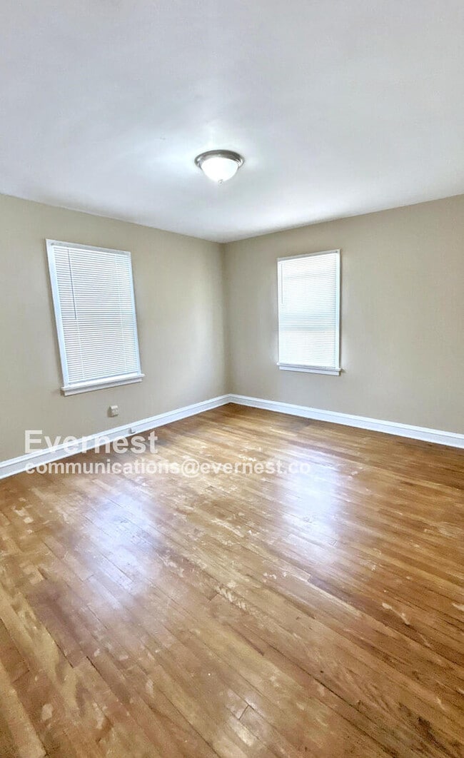 Building Photo - 3 Bed, 1 Bath Home with Great Space / Avai...