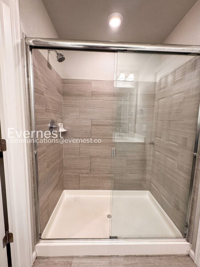 Building Photo - 3 Bed/2.5 Bath Townhome with Garage / Available Now!