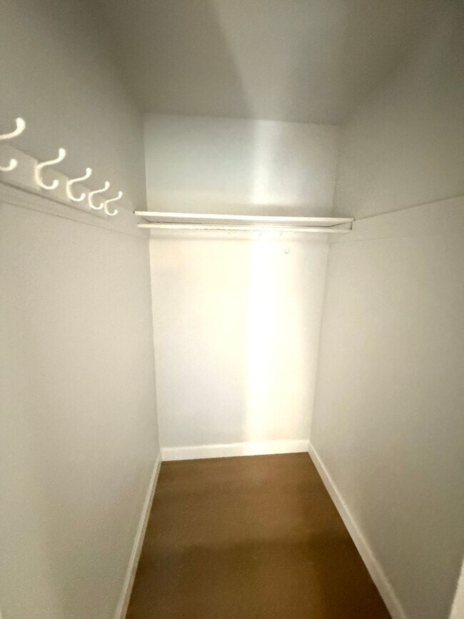 Building Photo - 430 Roanoke St E