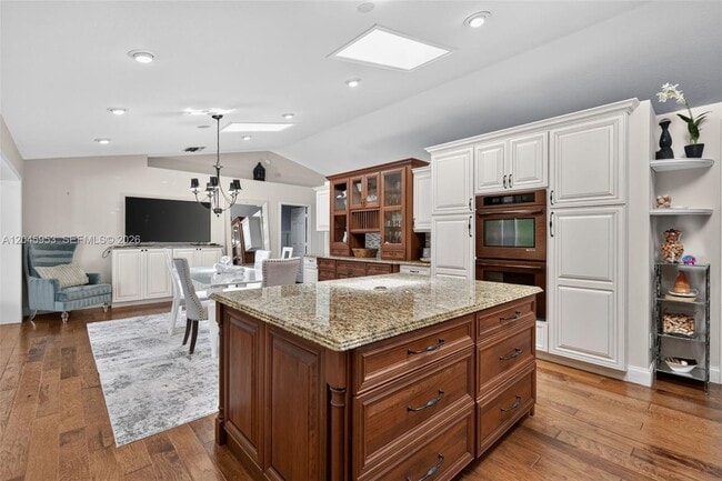 Building Photo - 542 N Cypress Dr