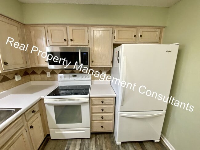 Building Photo - Updated 2 Bedroom Townhome