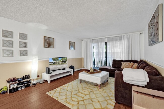 Building Photo - 9840 Pineapple Tree Dr