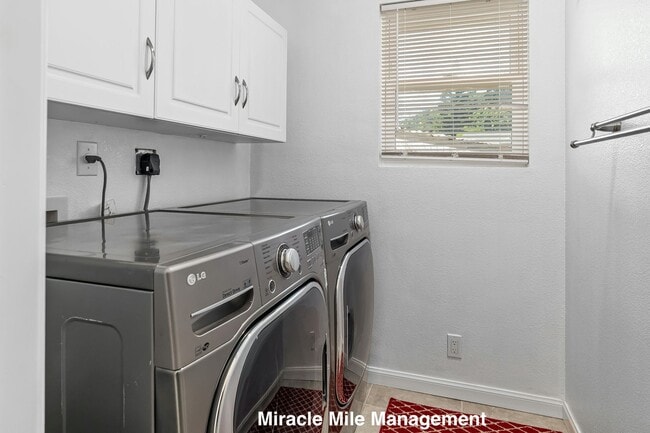 Building Photo - Ranch-Style, Spacious 5 Bedroom Home is De...