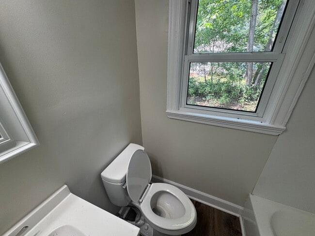 Building Photo - Adorable home in heart of Thomson