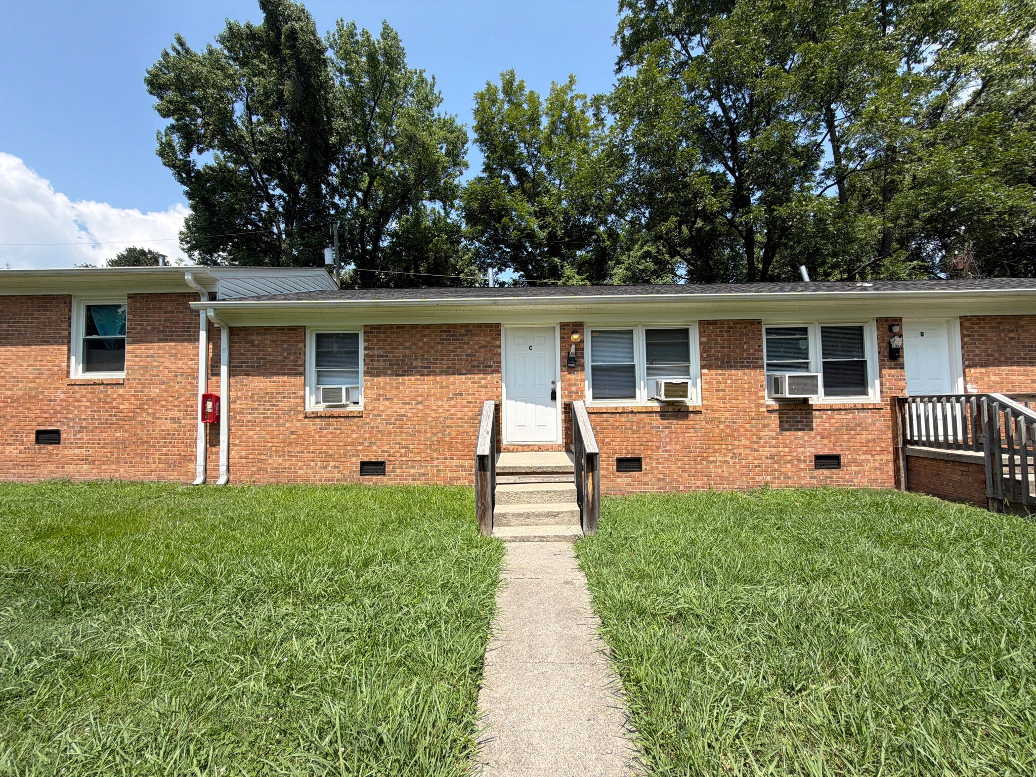 Building Photo - Room in Apartment on Overland Heights