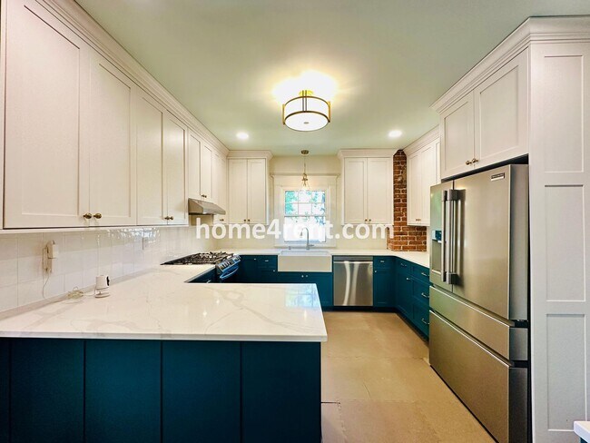Building Photo - Beautiful, KCMO Home with Historic Charm, Updated Kitchen, Wood Floors and a Fenced Yard!