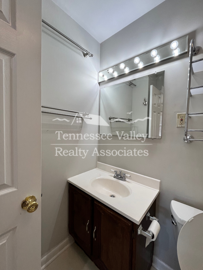Building Photo - STUNNING 3 BED/2 BATH with Amazing Outdoor...
