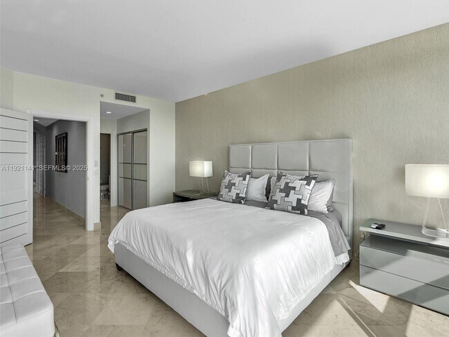 Building Photo - 16500 Collins Ave