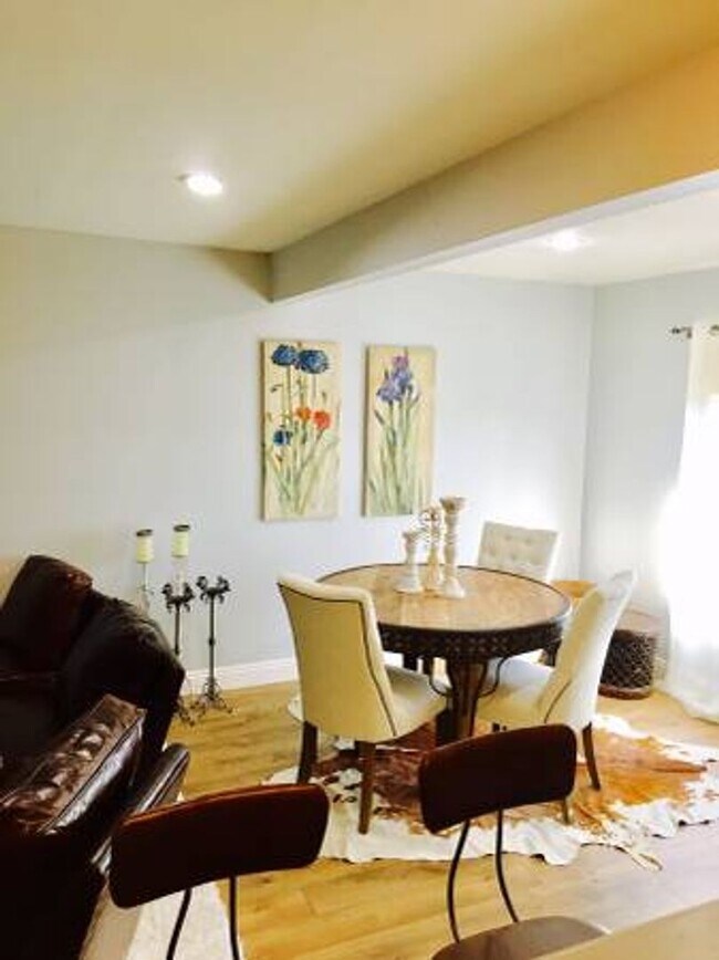 Building Photo - This is a great opportunity to rent a 2 bedroom at a competitive price in Tarzana.