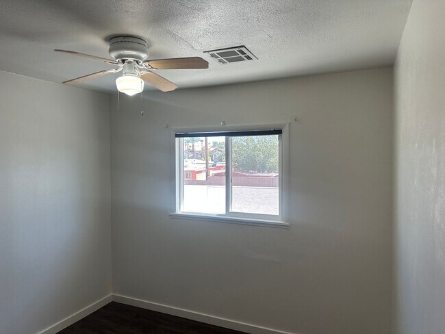 Building Photo - SE!!! Townhouse, Community Pool, Clubhouse...