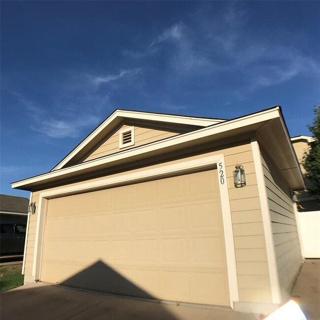 Building Photo - 520 Rolling Oak Dr