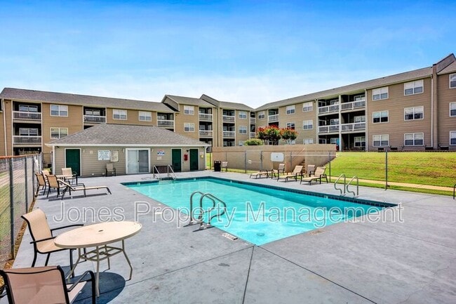 Building Photo - 301 Country Club Dr NE