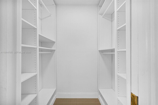 Building Photo - 820 E Cypress Ln