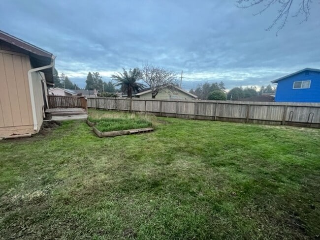 Building Photo - Quiet neighborhood, spacious home, large y...