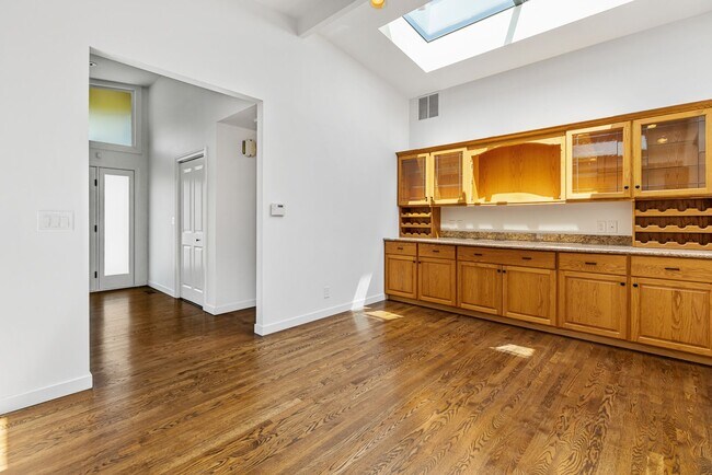 Building Photo - Beautiful West Facing Houghton Home with p...