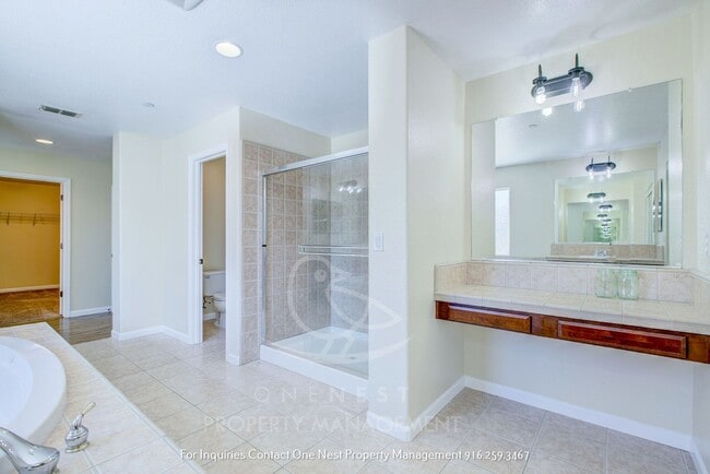 Building Photo - Huge home, Lincoln Crossing - walking dist...