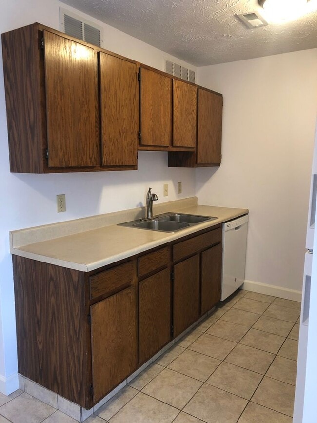 Building Photo - Updated 3 Bedroom Duplex Townhome on Quiet Tree-Lined Street